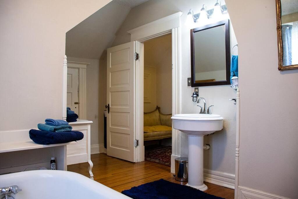 Maple House Large Vacation Home, Sleeps 7 Pet Friendly Great Location Trinidad Exterior foto